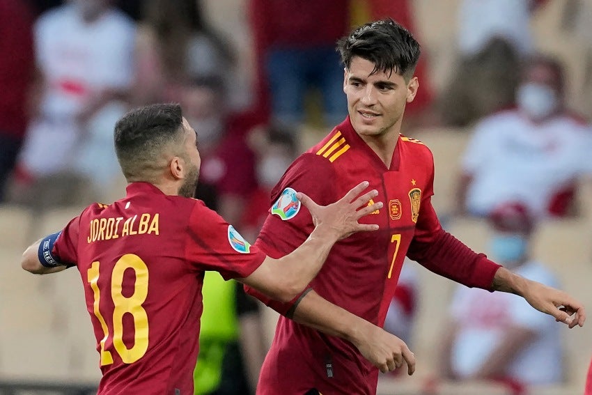 Jordi Alba festejando con Álvaro Morata