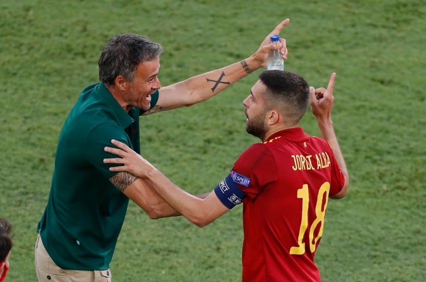 Jordi Alba con Luis Enrique en el duelo entre España y Polonia