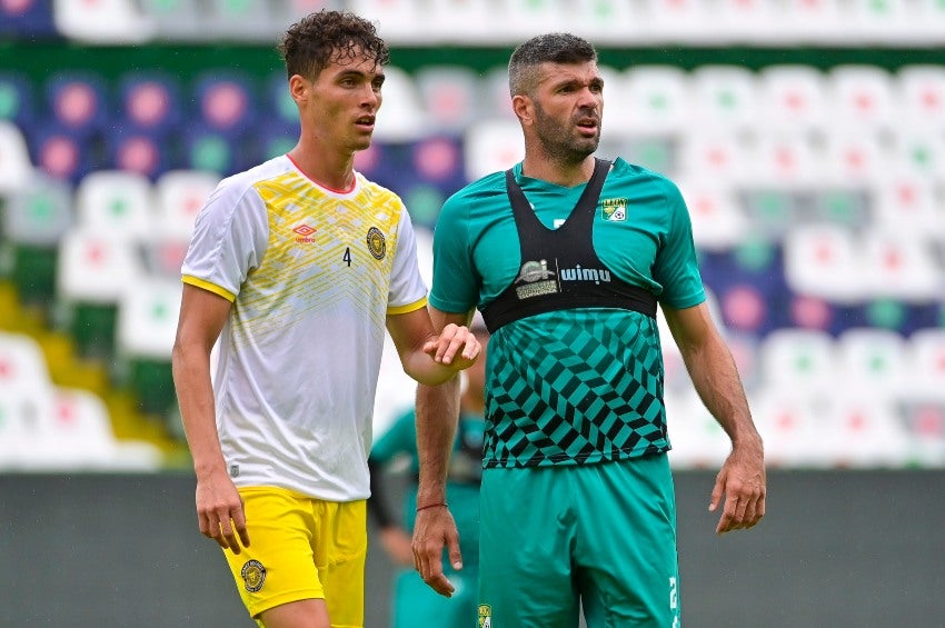 Emmanuel Gigliotti en el partido entre León y Leones Negros