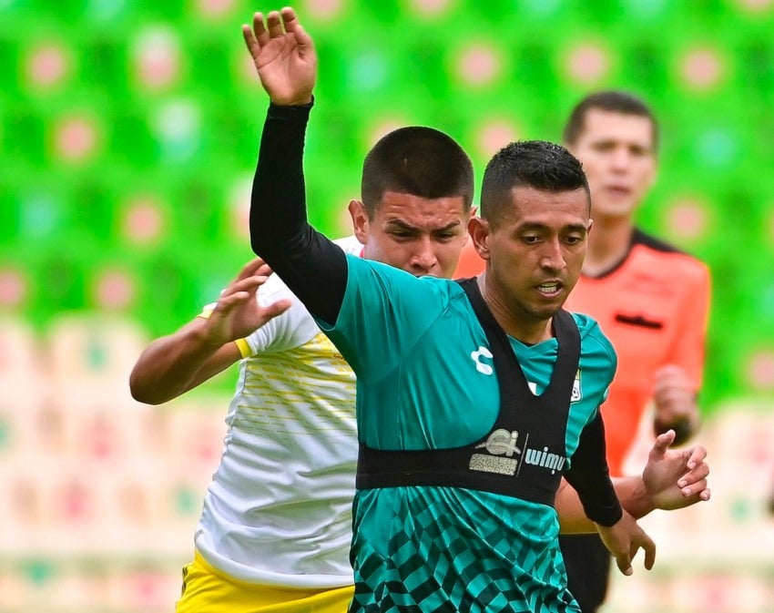 Elías Hernández en el duelo de preparación entre León y Leones Negros