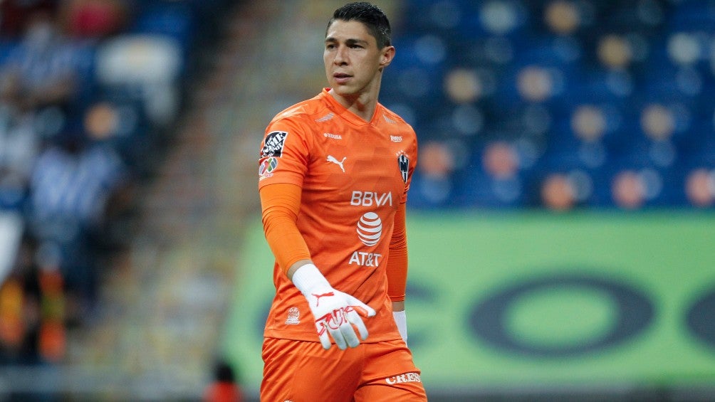 Hugo González atajando con Rayados