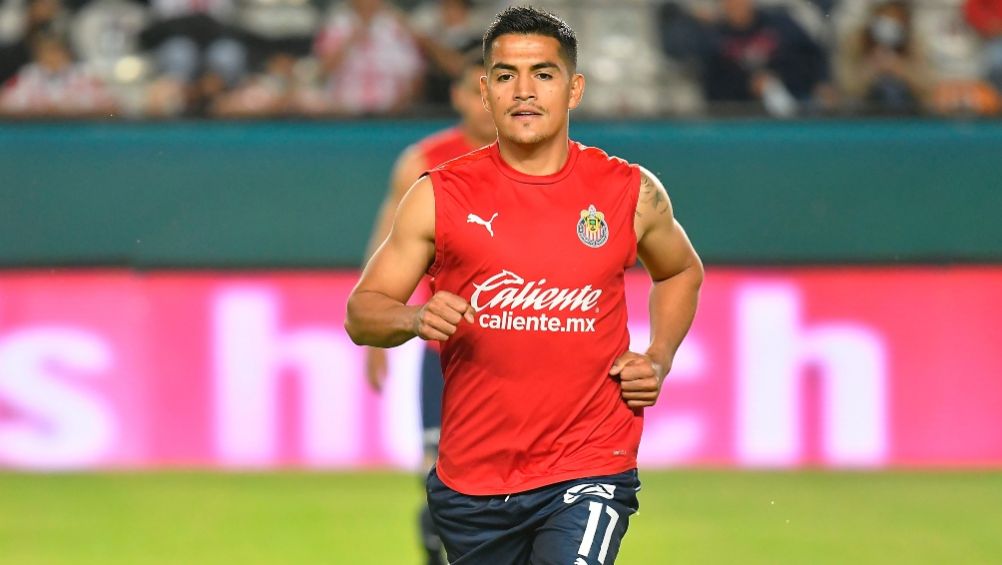 Jesús Sánchez en un calentamiento de las Chivas