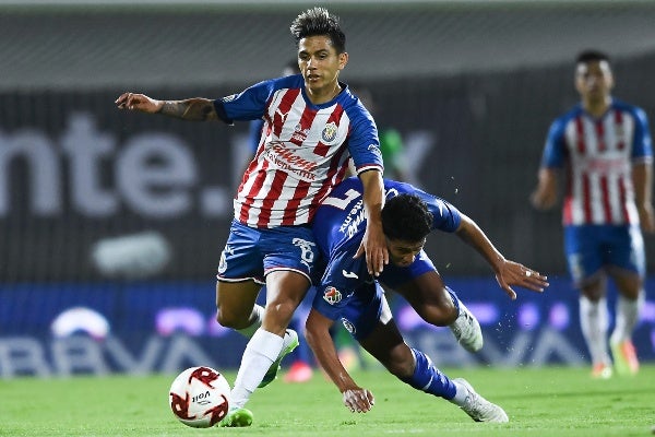 Dieter Villalpando en acción con Chivas