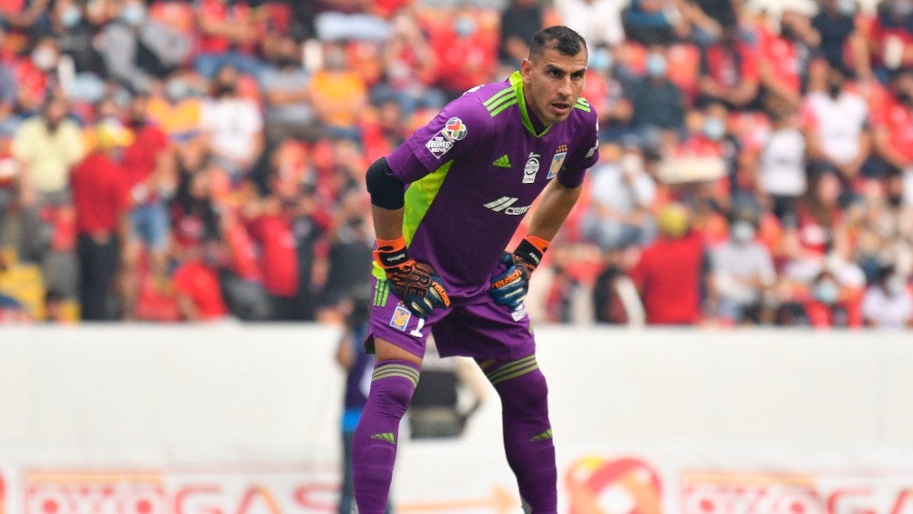 Nahuel Guzmán durante un partido con Tigres