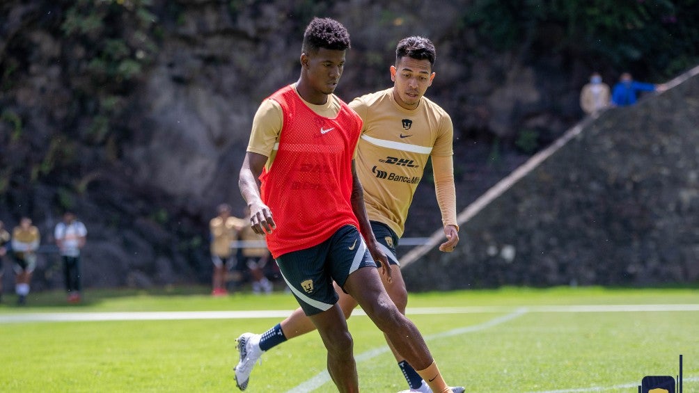 Washington Corozo durante un entrenamiento con Pumas