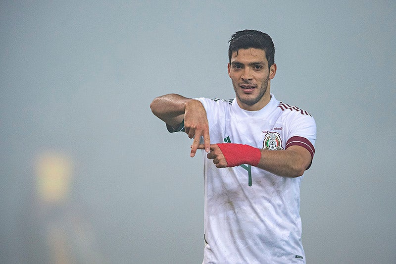 Raúl Jiménez festeja un gol con el Tricolor 