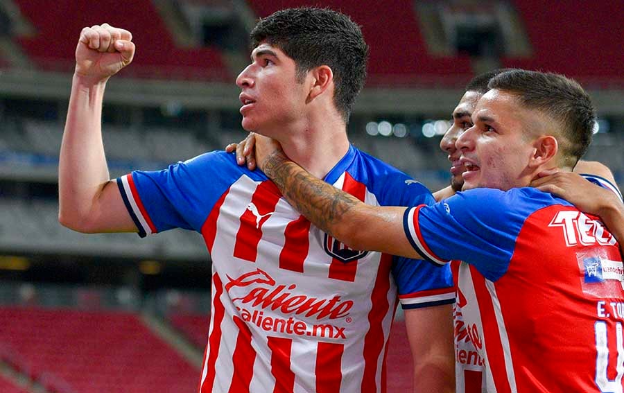 Muñoz celebra gol con Chivas