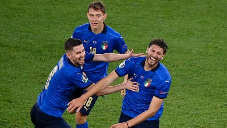 Jugadores italianos festejando un gol a favor 