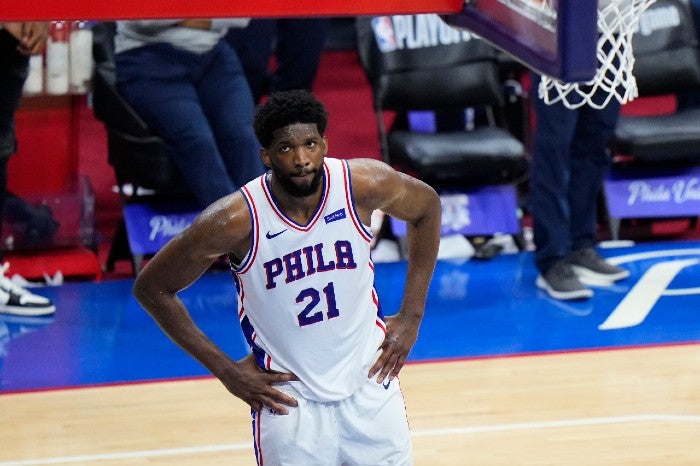 Embiid, molesto en el Juego 7