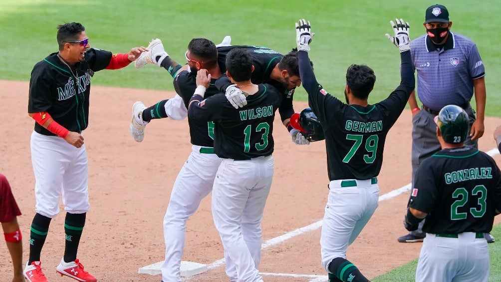 Jugadores mexicanos celebran victoria vs Venezuela