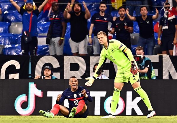 Kylian Mbappé y Manuel Neuer en la Eurocopa 2020