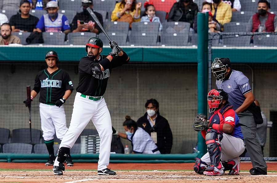 Adrián González en el juego ante Dominicana