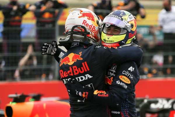 Los pilotos de Red Bull se abrazan