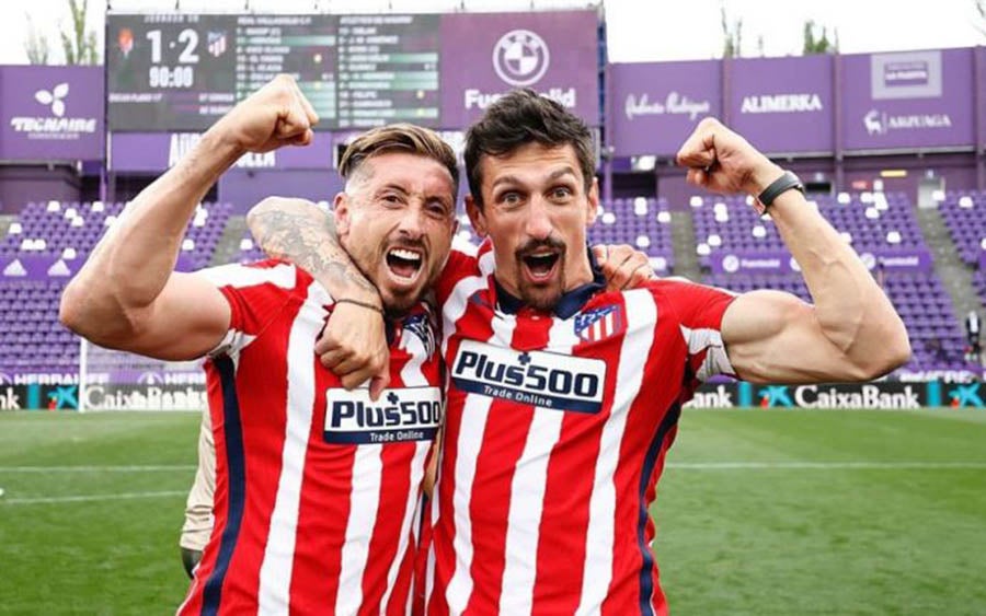 Herrera celebra título de los colchoneros con Stefan Savic