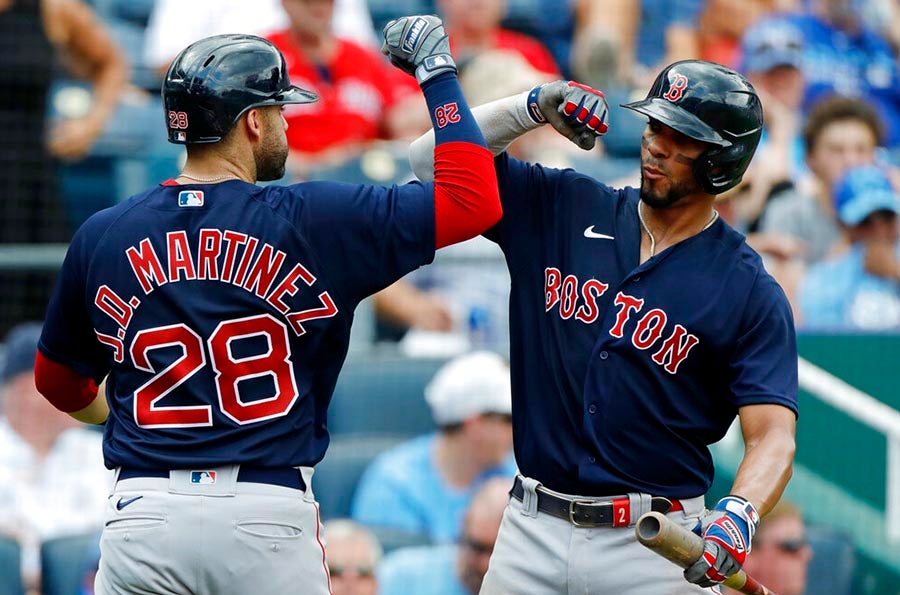 J.D. Martinez es felicitado por Xander Bogaerts tras conectar jonrón