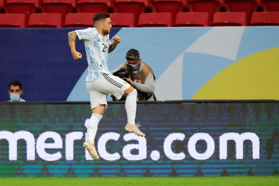 El Papu Gómez celebrando su gol vs Paraguay