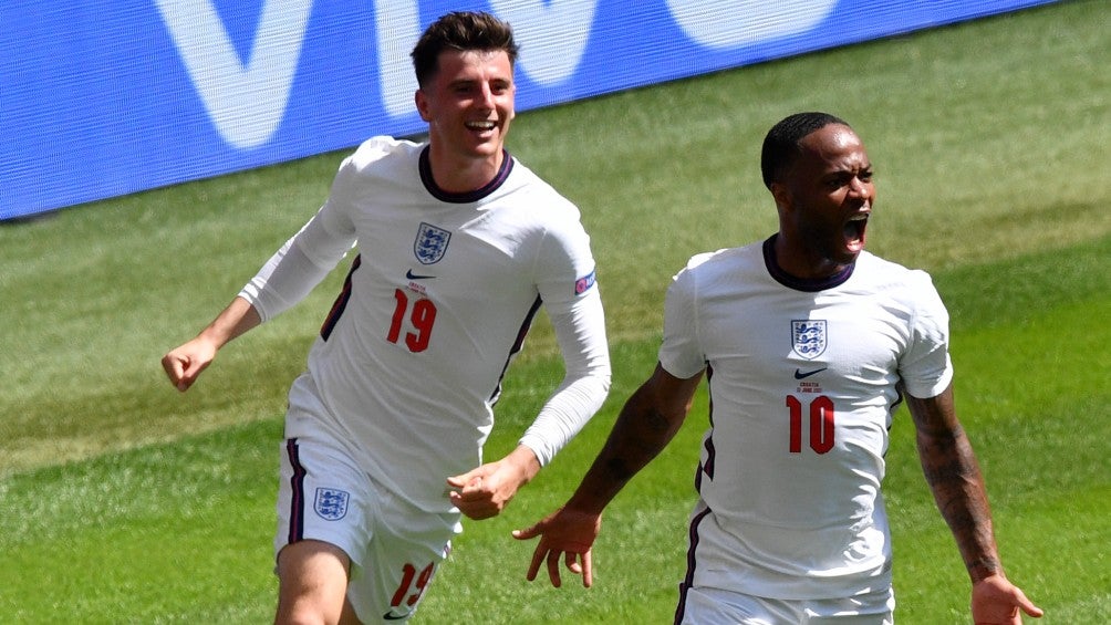 Sterling celebra su gol contra Croacia