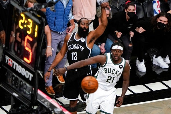 James Harden en acción con Brooklyn