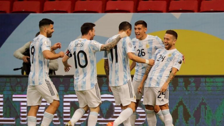 Jugadores argentinos celebrando un gol vs Paraguay