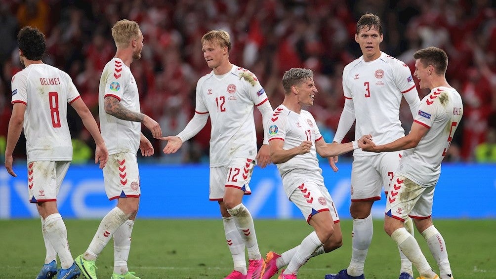 Jugadores daneses celebran victoria vs Rusia