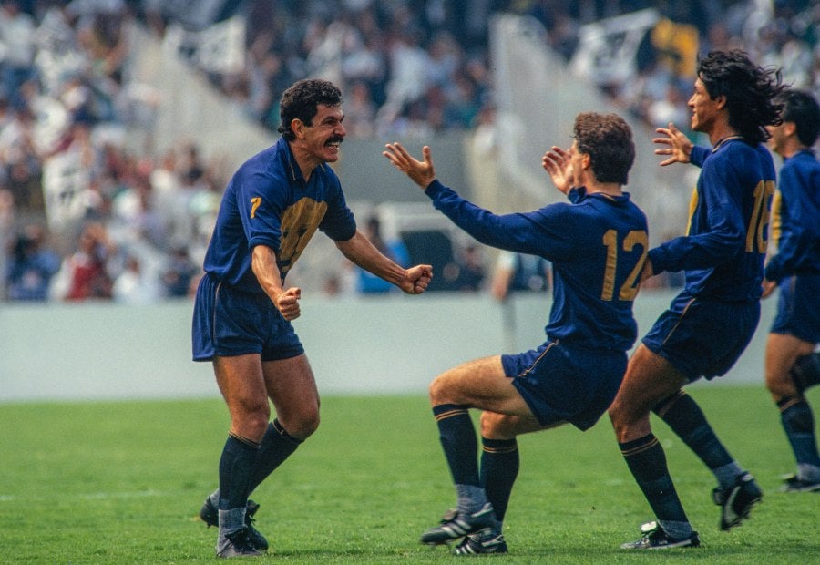 Luis García celebrando un gol con el Tuca Ferretti