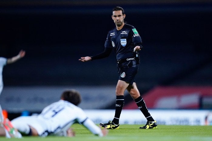 César Arturo Ramos arbitrando en la Liga MX