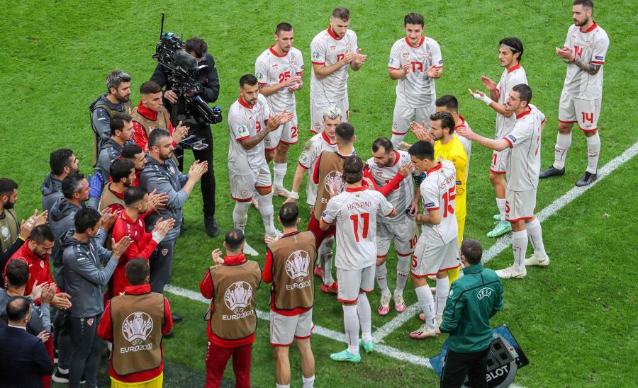 El pasillo de los jugadores de Macedonia del Norte a Pandev