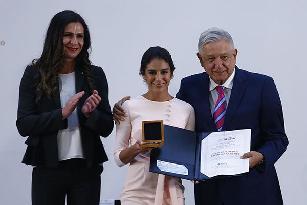 La clavadista junto a Ana Guevara y AMLO