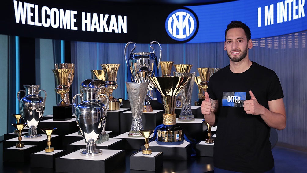 Inter de Milán: Hakan Calhanoglu firmó con los nerazzurri tras no renovar con AC Milan