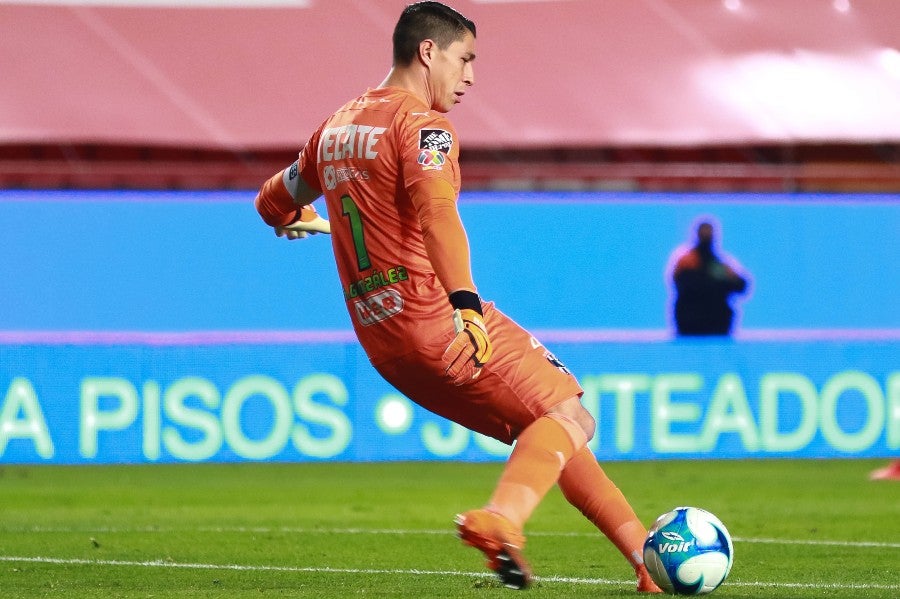 Hugo González durante un partido con Monterrey