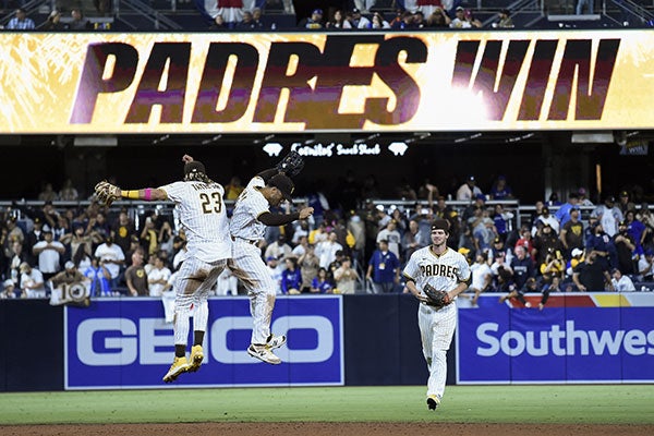 Jugadores de San Diego festejan la victoria ante Dodgers