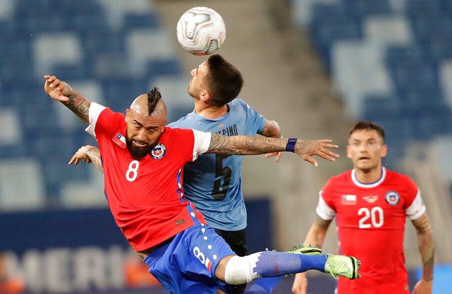 Vidal durante el juego ante Uruguay