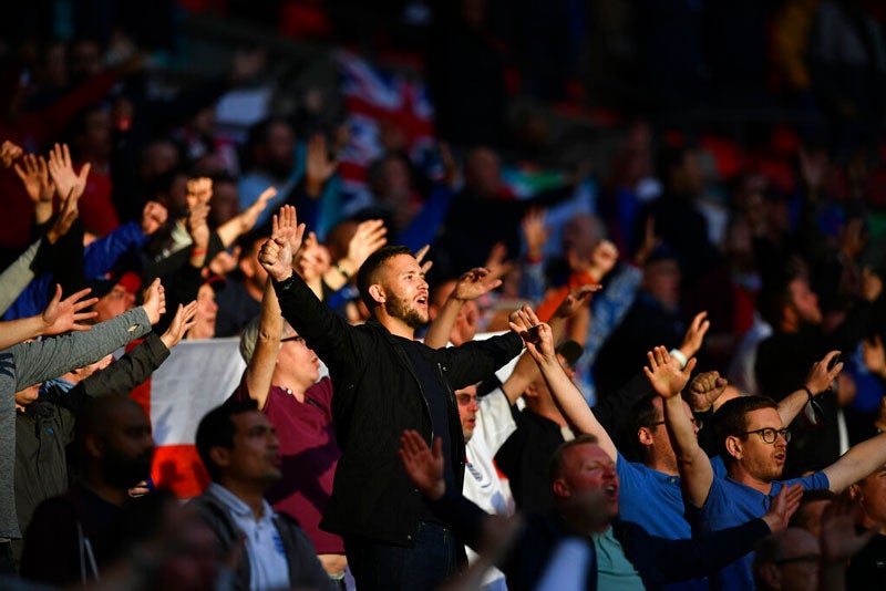 Seguidores en el Wembley Stadium apoyando a la selección inglesa