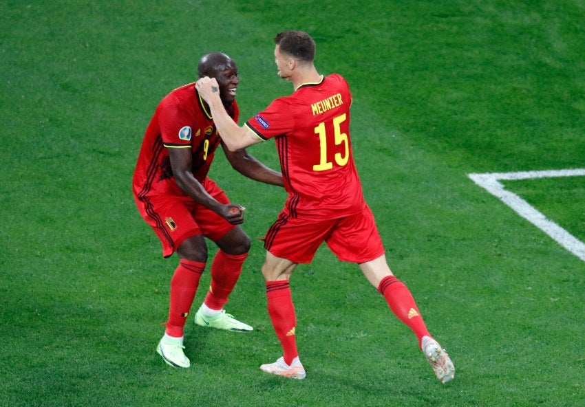 Meunier festejando con Lukaku un gol a favor de Bélgica