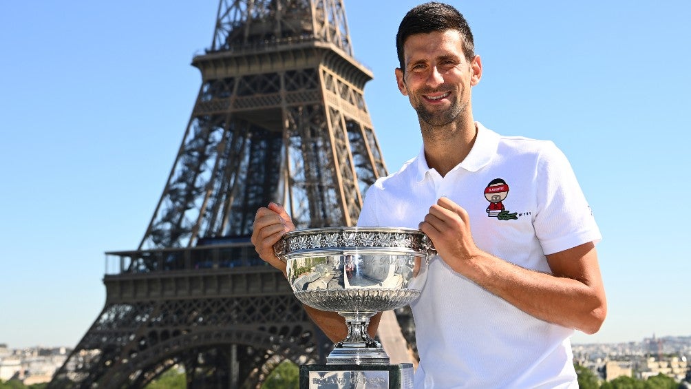 Novak Djokovic posa con el trofeo Roland Garros en la torre Eiffel 