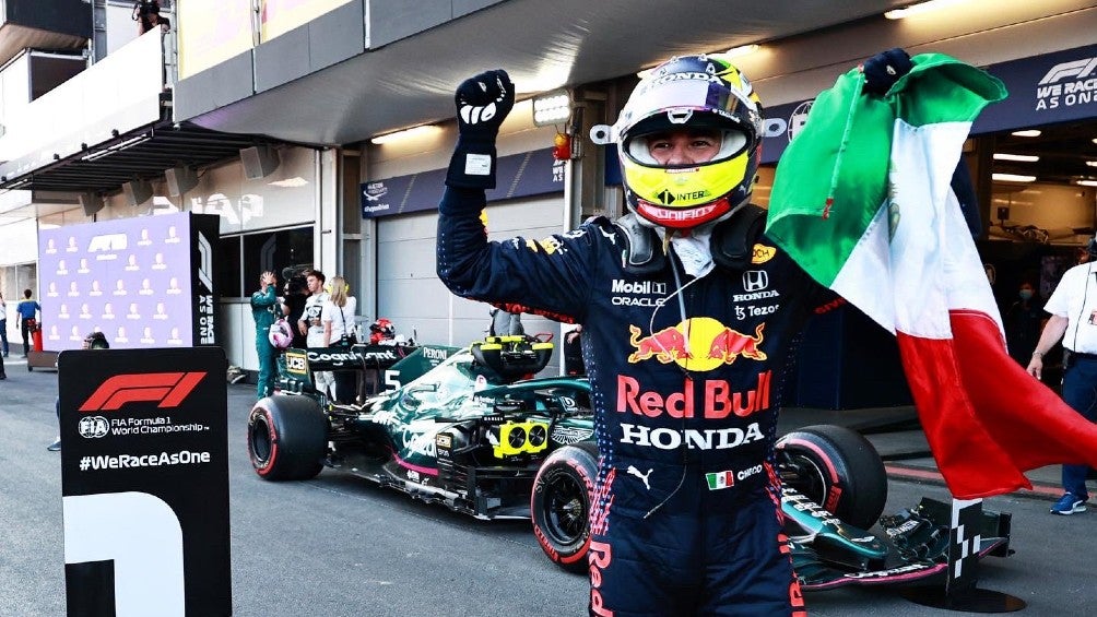 Checo Pérez posa con la bandera de México