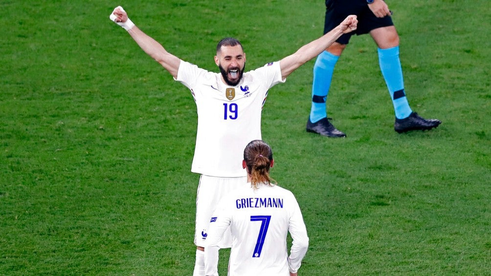 Benzema y Griezmann celebrando un gol con Francia