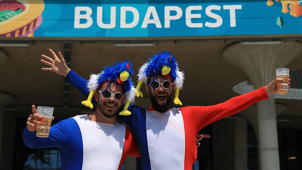 Aficionados afuera del estadio húngaro