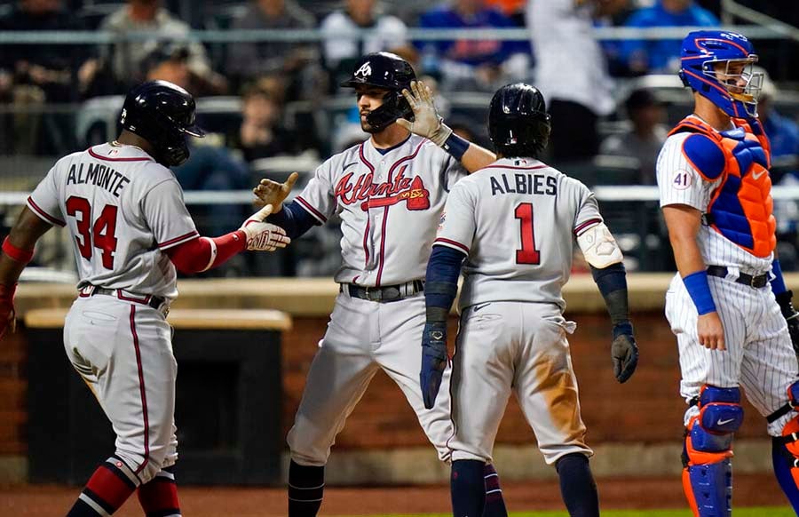 Dansby Swanson celebra con sus compañeros tras conectar jonrón