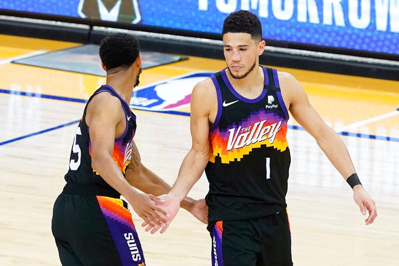 Devin Booker celebra con su compañero