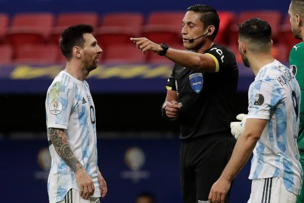 Leo Messi frente al árbitro en la Copa América