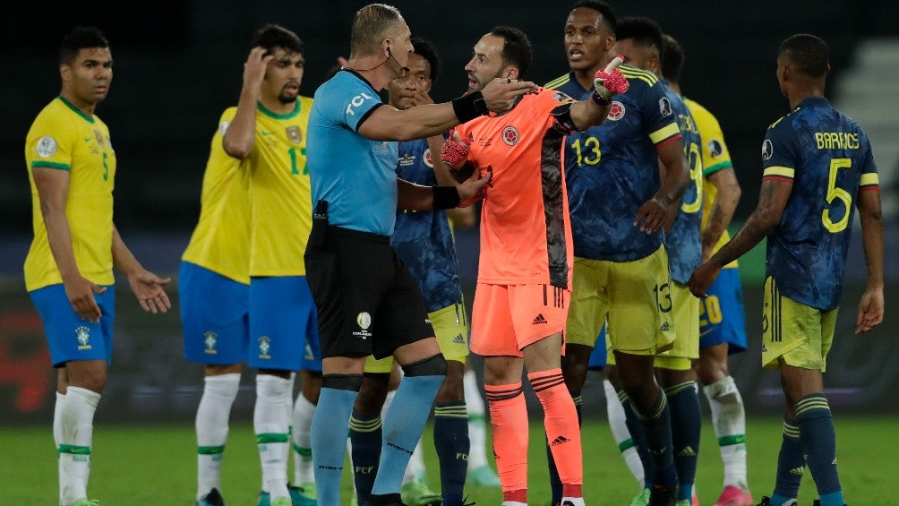 Néstor Pitana en acción durante el partido de Brasil vs Colombia