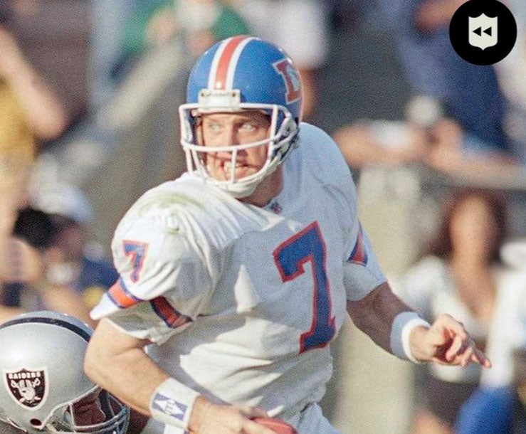 John Elway en acción con los Broncos