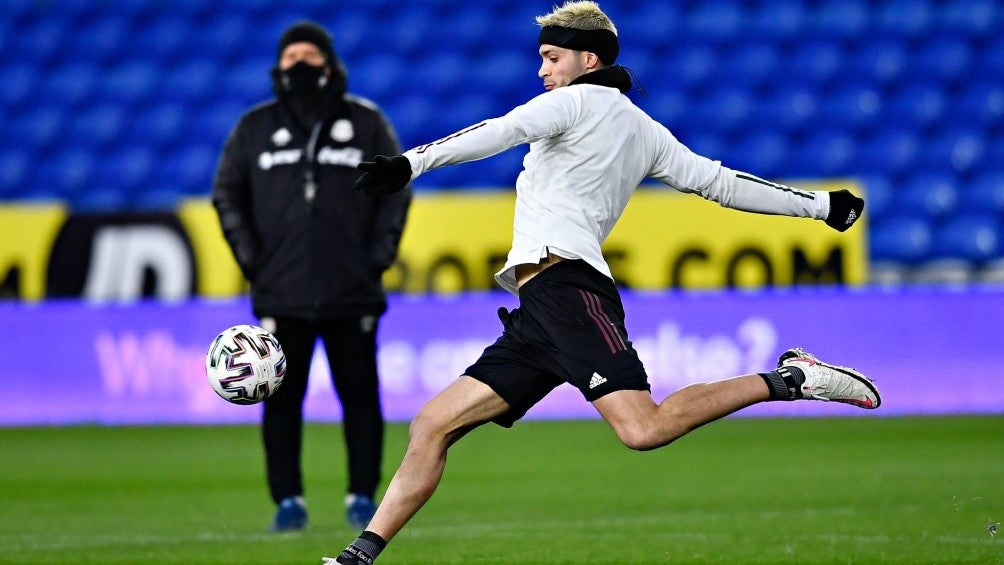 Raúl Jiménez en entrenamiento