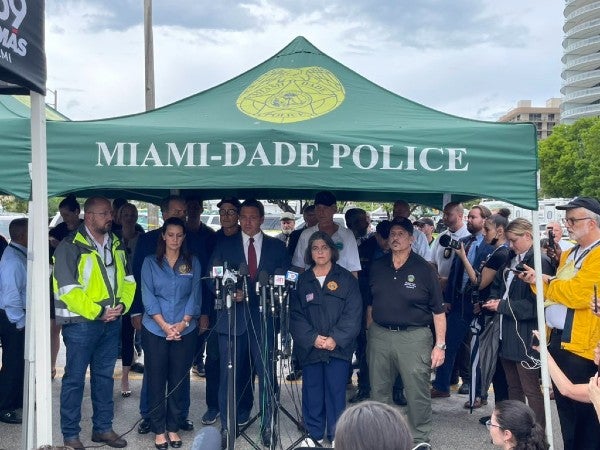 Conferencia de prensa sobre el derrumbe en Surfside, Miami