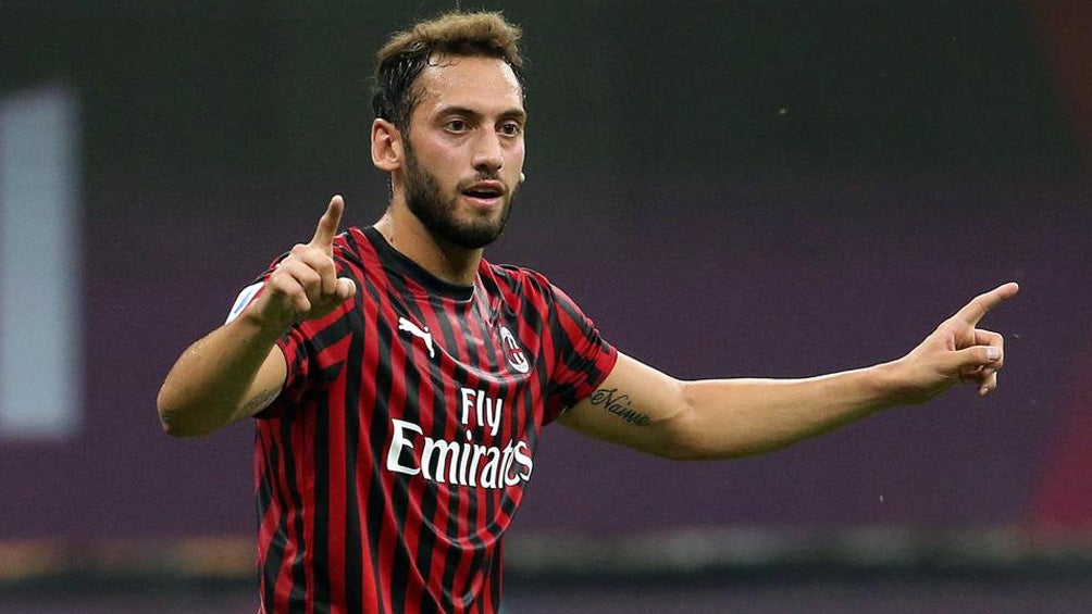 Hakan Calhanoglu en juego con el Milan