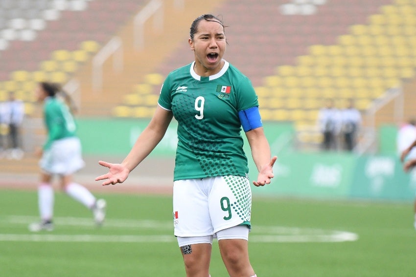 Charlyn Corral en un partido con la Selección Mexicana