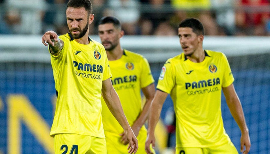 Miguel Layún en partido con el Villarreal