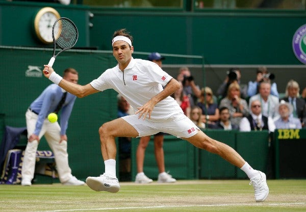 Roger Federer en acción durante Wimbledon 2019