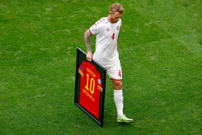 Simon Kjaer con el regalo de Gales